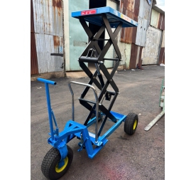 Xe nâng mặt bàn tải 500kg nâng cao 2m chế bánh hơi lớn