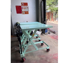 Xe nâng mặt bàn tải 550kg Nhật bãi hàng đẹp giá rẻ - xenangtaydien