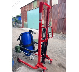 Xe nâng quay đổ phuy tải 350kg chế cho phuy nhựa nhỏ 
